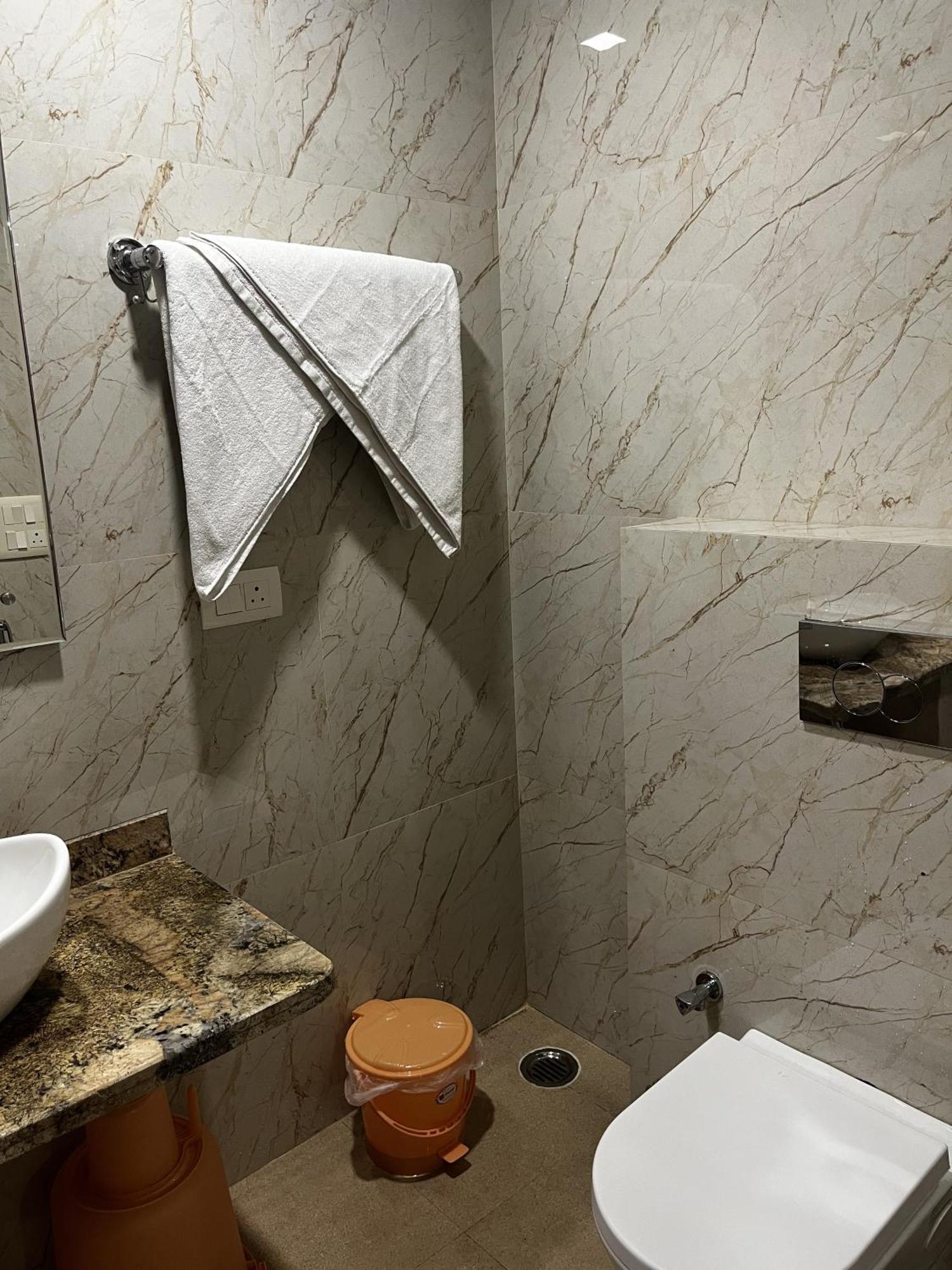 Roomquet Comfort Inn Аллахабад Экстерьер фото
