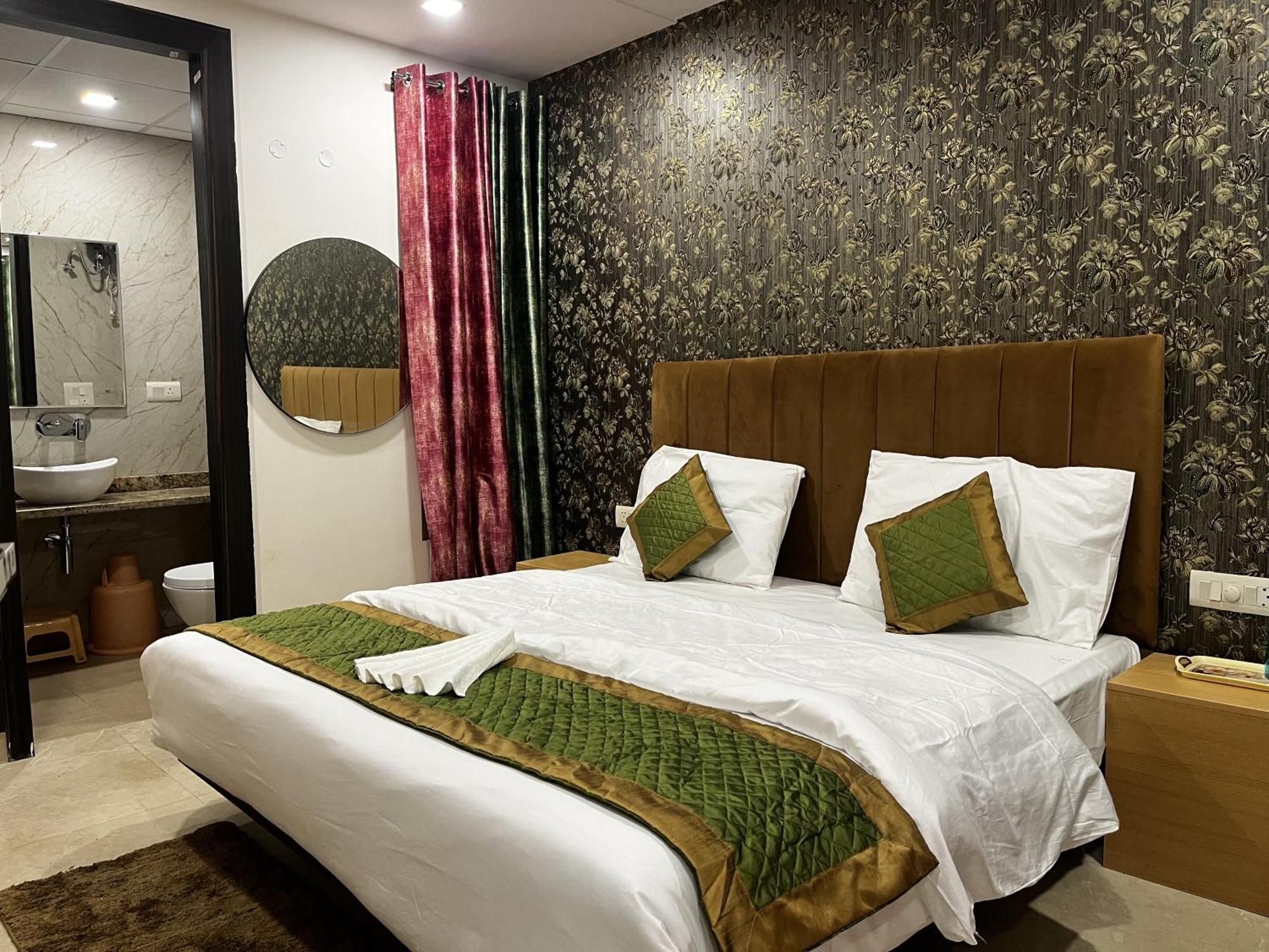 Roomquet Comfort Inn Аллахабад Экстерьер фото