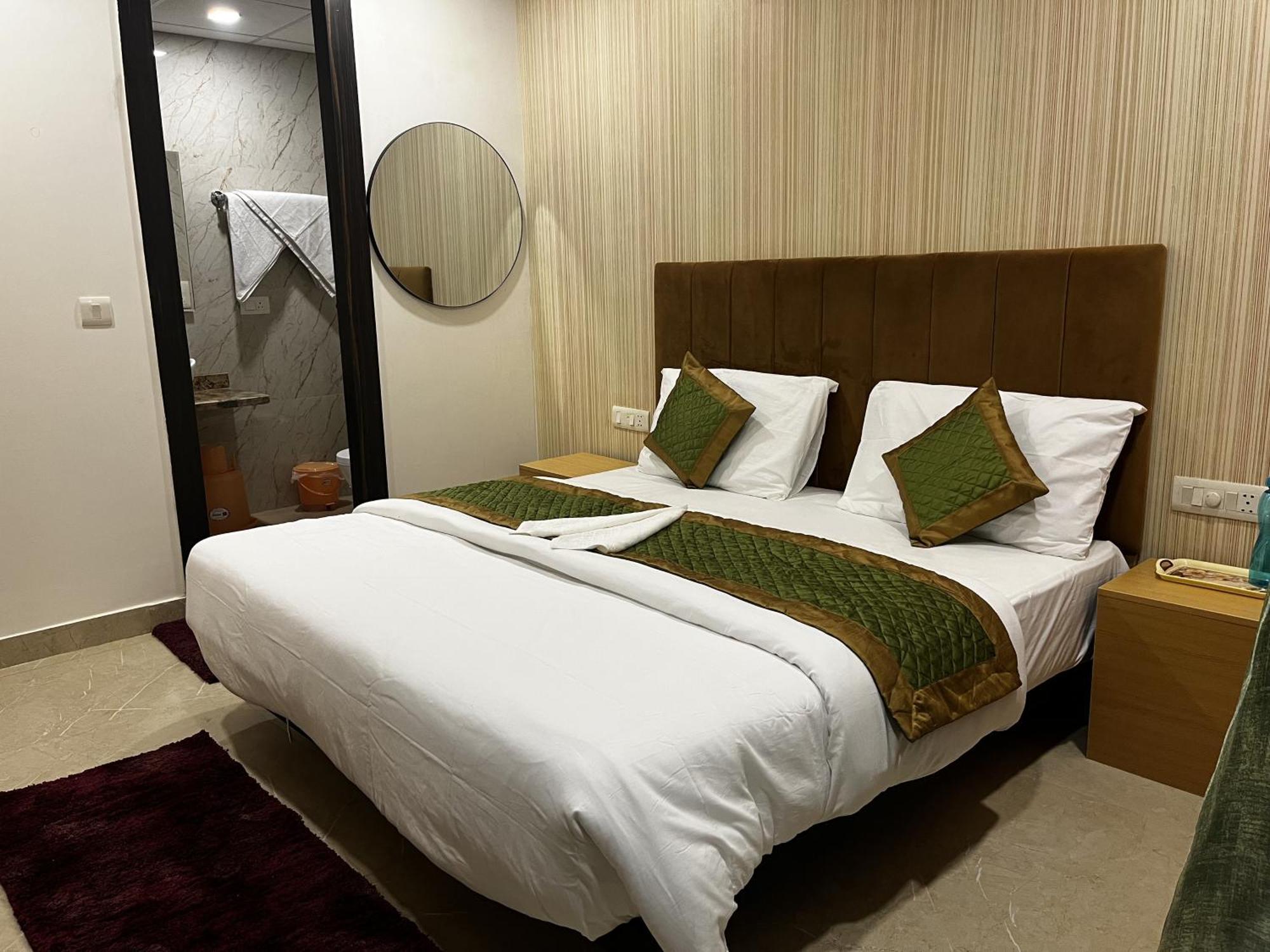 Roomquet Comfort Inn Аллахабад Экстерьер фото