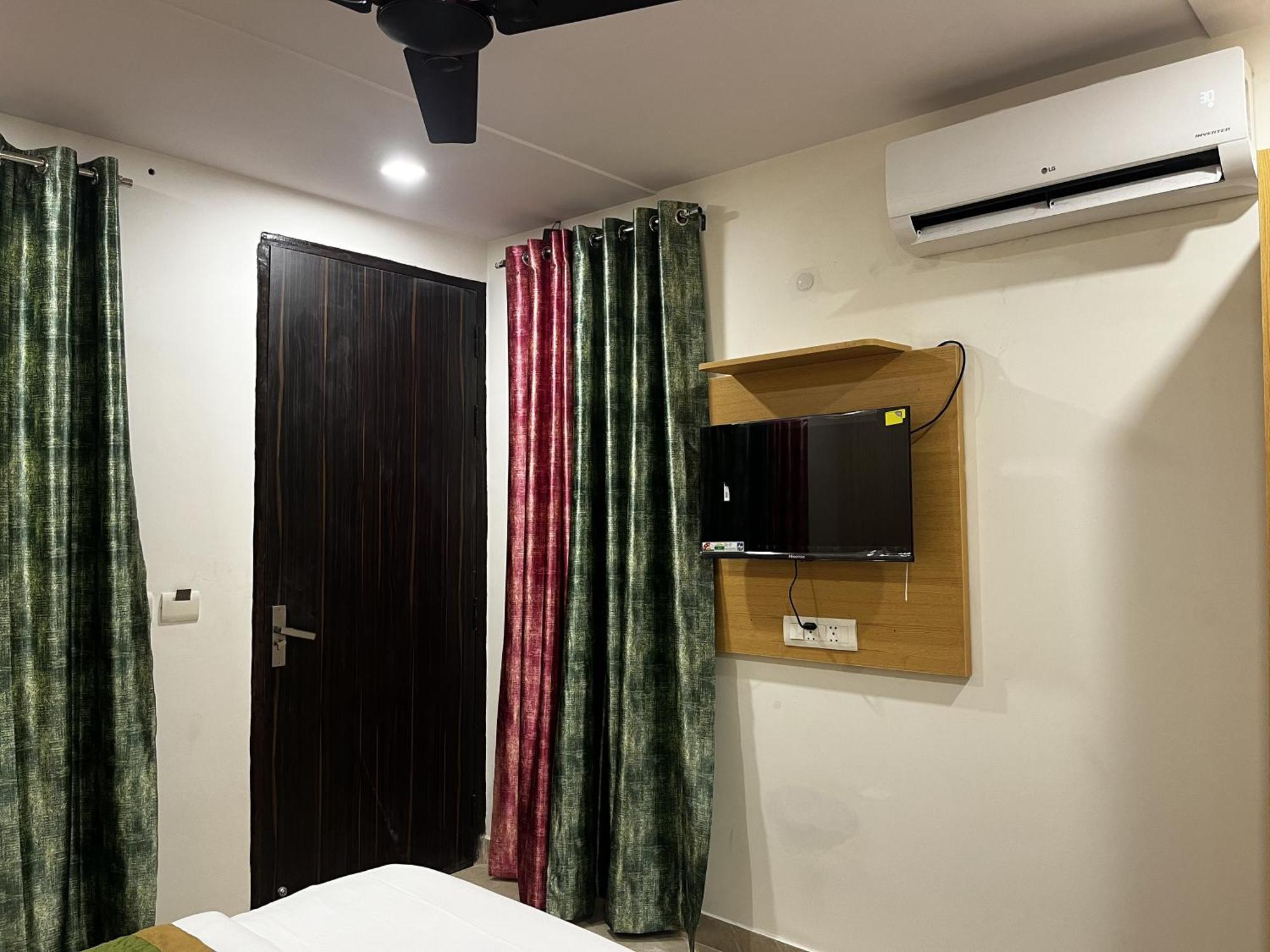 Roomquet Comfort Inn Аллахабад Экстерьер фото