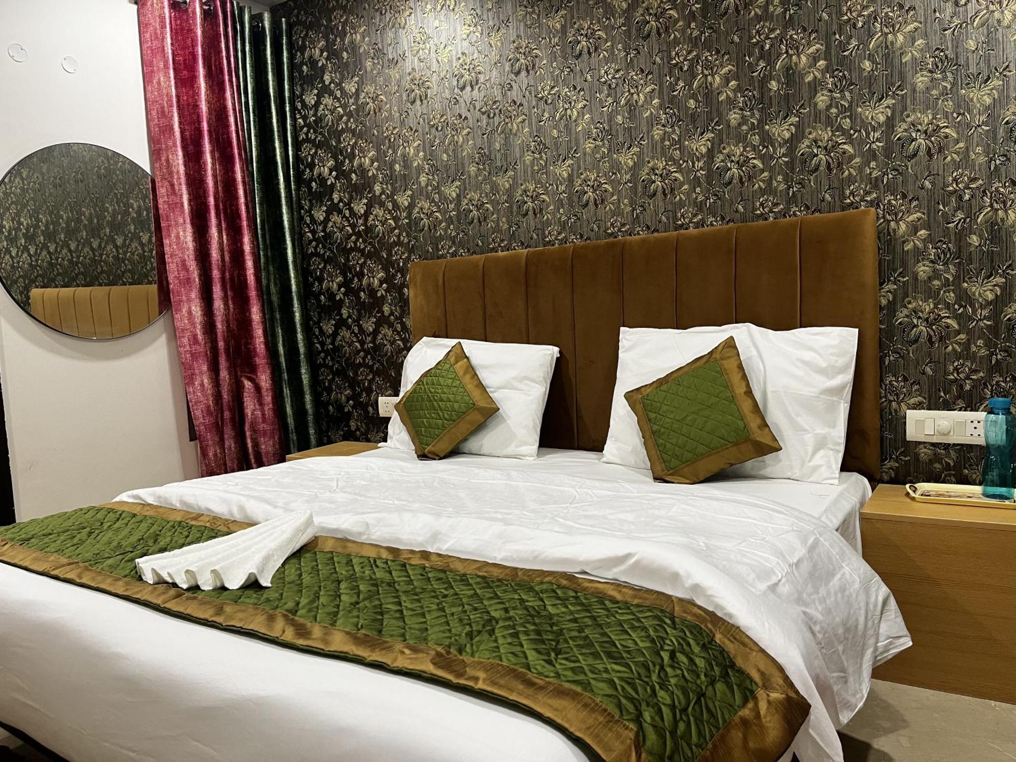 Roomquet Comfort Inn Аллахабад Экстерьер фото